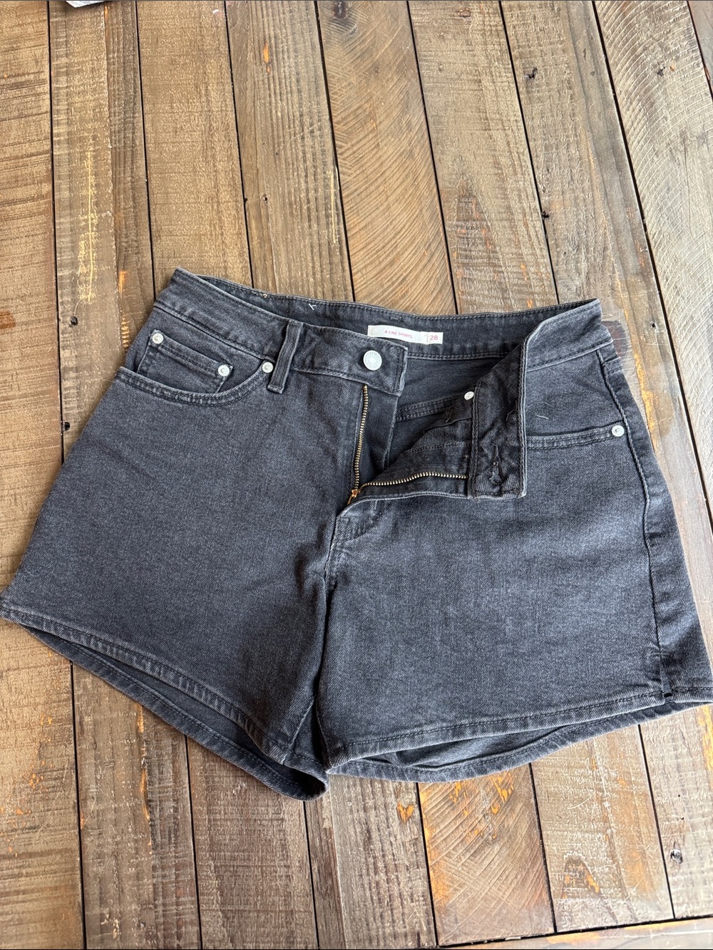 Levi's Black Mid-Rise A-Line Denim Shorts women’s SIZE 6/28